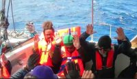 Relawan misi kemanusiaan Gaza mengangkat tangan saat kapal mereka dicegat pasukan Israel di Laut Mediterania.