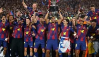 Kapten Barcelona Ronald Araújo mengangkat trofi La Liga setelah kemenangan atas Real Madrid di El Clasico.