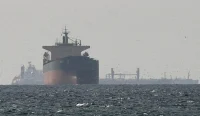 Kapal-kapal kargo melintas di kawasan Teluk dekat Selat Hormuz, jalur strategis perdagangan dan internet global.