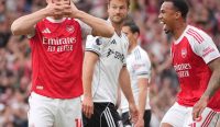 Viktor Gyokeres merayakan gol bersama Gabriel Magalhaes saat Arsenal mencetak gol ke gawang Fulham