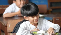 Siswa SDN Jogjogan 01 Kabupaten Bogor menerima program Makan Bergizi Gratis di sekolah.