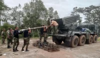 Tentara Kamboja mempersiapkan peluncur roket di tengah meningkatnya ketegangan perbatasan dengan Thailand.