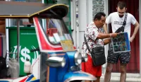 Wisatawan asing berada di kawasan wisata Thailand di tengah perubahan aturan bebas visa pemerintah Thailand.