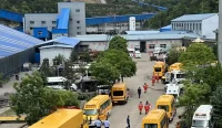 Petugas penyelamat melakukan evakuasi di lokasi ledakan gas tambang batu bara Liushenyu di Qinyuan, Provinsi Shanxi, China, yang menewaskan sedikitnya 90 pekerja.