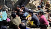 Tim penyelamat warga Laos di gua banjir bersama warga lokal melakukan ritual doa sebelum melanjutkan operasi pencarian korban di Xaisomboun, Laos.