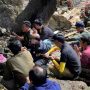 Tim penyelamat warga Laos di gua banjir bersama warga lokal melakukan ritual doa sebelum melanjutkan operasi pencarian korban di Xaisomboun, Laos.