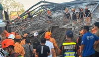Tim penyelamat melakukan pencarian korban di lokasi runtuhnya gedung sembilan lantai yang masih dalam tahap pembangunan di Angeles City, Pampanga, Filipina.