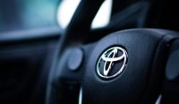 Toyota memperkirakan laba perusahaan kembali turun hingga tahun fiskal Maret 2027 akibat dampak perang Iran dan lonjakan biaya global.