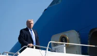 Presiden Amerika Serikat Donald Trump menaiki Air Force One di Florida di tengah memanasnya konflik dengan Iran.