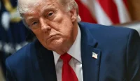 Donald Trump berbicara dalam rapat kabinet di Gedung Putih saat menuding Iran mengulur negosiasi damai.