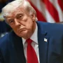 Donald Trump berbicara dalam rapat kabinet di Gedung Putih saat menuding Iran mengulur negosiasi damai.
