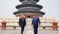 Donald Trump berjalan bersama Xi Jinping di kawasan Temple of Heaven, Beijing.