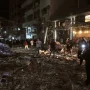 Warga Palestina memeriksa lokasi bangunan yang hancur akibat serangan udara Israel di Gaza City.