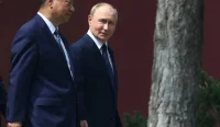 Presiden China Xi Jinping berjalan bersama Presiden Rusia Vladimir Putin di kompleks Zhongnanhai, Beijing, pada 2025.