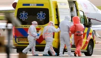 Pasien MV Hondius Dievakuasi ke Ambulans di Amsterdam