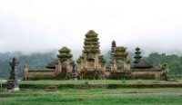 Pura Ulun Danu Tamblingan di Buleleng Bali dengan suasana berkabut