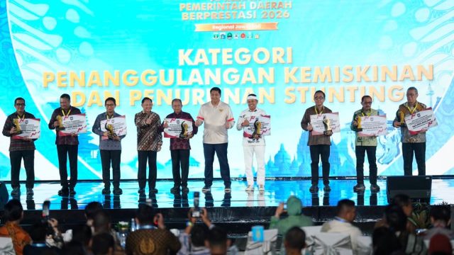 Gubernur Bali, Wayan Koster (tengah) saat menerima penghargaan Provinsi Bali berhasil meraih penghargaan Terbaik Pertama pada Kategori Penanggulangan Kemiskinan dan Penurunan Stunting tingkat provinsi dalam ajang Apresiasi Pemerintah Daerah Berprestasi Tahun 2026 yang digelar Kementerian Dalam Negeri (Kemendagri) di Grand Ballroom Yogyakarta Marriott Hotel, Kamis (4/6/2026).