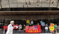 Aktivis iklim memprotes pembiayaan industri Energi Fosil oleh JPMorgan Chase di Manhattan