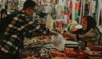 Aktivitas jual beli di pasar tradisional saat harga pangan dan inflasi menjadi perhatian masyarakat