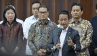 Menteri ESDM Bahlil Lahadalia mengumumkan kebijakan harga gas industri turun menjadi US$ 13 per MMBTU untuk menjaga industri dan mencegah PHK.