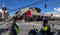 Gempa Filipina M 7,8 merobohkan restoran cepat saji di General Santos City setelah gempa kuat mengguncang Mindanao