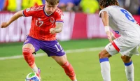 Teks Alt: Haiti vs Skotlandia Piala Dunia 2026: Ben Gannon-Doak menggiring bola saat membantu Skotlandia meraih kemenangan 1-0 atas Haiti pada laga Grup C.