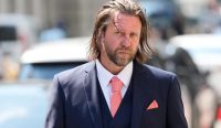 Carl Rinsch meninggalkan pengadilan federal di New York setelah dijatuhi hukuman penjara karena terbukti menipu Netflix sebesar US$11 juta untuk proyek serial yang tidak pernah selesai.