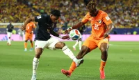 Ekuador vs Curacao Piala Dunia 2026: Gonzalo Plata berebut bola dengan Emmanuel Agbadou dalam laga Grup E yang menjadi penentu peluang La Tri bangkit.