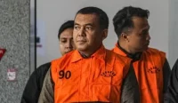 Silmy Karim tersangka korupsi Imigrasi saat mengenakan rompi tahanan KPK usai ditetapkan dalam kasus pemerasan izin tinggal WNA dan gratifikasi di Ditjen Imigrasi