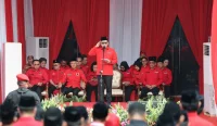 Hasto Kristiyanto memimpin upacara Hari Lahir Pancasila PDIP di Lenteng Agung Jakarta Selatan