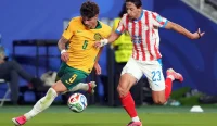 Jordan Bos Australia menguasai bola saat menghadapi Paraguay pada laga terakhir Grup D Piala Dunia 2026 yang berakhir imbang tanpa gol dan mengantar Socceroos lolos ke babak 32 besar.