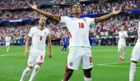 Jude Bellingham bersama suporter Inggris jelang laga Inggris vs Ghana di Piala Dunia 2026 saat Three Lions memburu tiket ke babak 32 besar