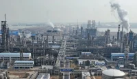 Harga minyak dunia dan peran China dalam pasar energi global terlihat dari aktivitas kilang minyak di Qingdao, Provinsi Shandong, China