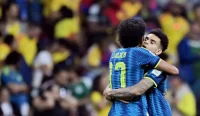 Luis Diaz dan Johan Mojica berpelukan merayakan gol kedua Kolombia saat laga Kolombia vs Uzbekistan Piala Dunia 2026 Grup K yang berakhir dengan kemenangan Los Cafeteros 3-1.