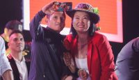 Keiko Fujimori menyapa pendukungnya dalam kampanye pemilihan presiden Peru 2026. Putri mantan Presiden Alberto Fujimori itu akhirnya memenangkan pemilu setelah unggul tipis pada putaran kedua.