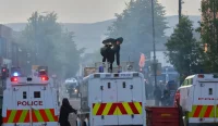 Kendaraan polisi diserang saat Kerusuhan Belfast pecah di Irlandia Utara