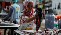 UMKM pemasok ikan lele untuk Program Makan Bergizi Gratis (MBG) memotong ikan lele sebelum didistribusikan ke SPPG di Kabupaten Malang sebagai bagian rantai pasok program MBG yang diawasi Badan Gizi Nasional.
