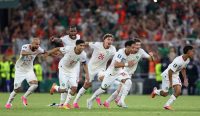 Maroko vs Belanda - Para pemain Maroko berlari mengejar Ismael Saibari usai memastikan kemenangan dramatis lewat adu penalti 3-2 atas Belanda pada babak 16 besar Piala Dunia 2026.