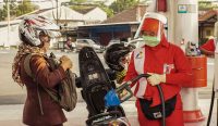 Pertalite tetap Rp10.000 per liter di SPBU Pertamina saat petugas melayani pengisian BBM subsidi kepada pengendara motor