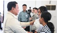 Prabowo dengarkan siswa Sekolah Rakyat saat berdialog dengan calon siswa dan orang tua di SRMP 17 Tabanan Bali