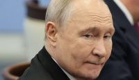 Presiden Rusia Putin saat menghadiri sebuah acara resmi di tengah meningkatnya serangan Ukraina terhadap infrastruktur energi Rusia. Foto: Anastasia Barashkova/AFP/Getty Images.