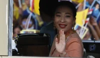 Putri Thailand Bajrakitiyabha Mahidol melambaikan tangan kepada warga saat prosesi kerajaan di Bangkok sebelum wafat pada usia 47 tahun