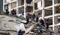 Gempa Venezuela: Relawan melakukan operasi pencarian korban di bangunan yang rusak akibat gempa dahsyat di La Guaira, Venezuela.
