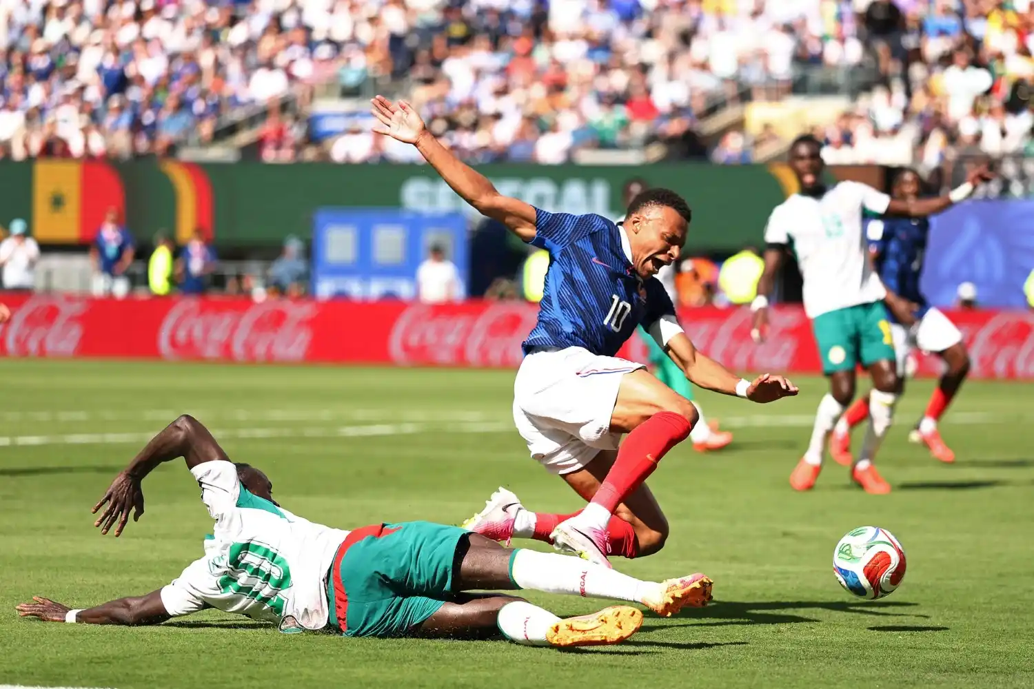 Kylian Mbappe dijatuhkan Sadio Mane dalam duel Prancis vs Senegal Piala Dunia 2026 saat Les Bleus menang 3-1