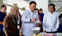 Menteri KKP Sakti Wahyu Trenggono meninjau bazar produk kelautan dan perikanan menjelang Ocean Impact Summit 2026 di Bali