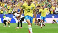 rasil vs Jepang: Gabriel Martinelli merayakan gol kemenangan Brasil pada masa injury time yang memastikan Selecao lolos ke perempat final Piala Dunia 2026.
