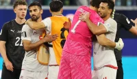 Iran vs Selandia Baru Piala Dunia 2026: Shoja Khalilzadeh memeluk kiper Selandia Baru Max Crocombe setelah laga dramatis Grup G berakhir imbang 2-2 di Los Angeles.