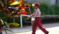 Siswa SD Kabupaten Bogor mengangkut tray makanan Program Makan Bergizi Gratis MBG DARI BGN di sekolah