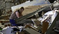 Gempa Venezuela - Seorang perempuan terduduk di antara reruntuhan bangunan yang ambruk akibat gempa dahsyat di Caracas.