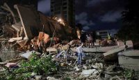 Gempa Venezuela - Petugas layanan darurat melakukan operasi pencarian dan penyelamatan di lokasi gedung yang runtuh di Caracas setelah gempa Magnitudo 7,5.